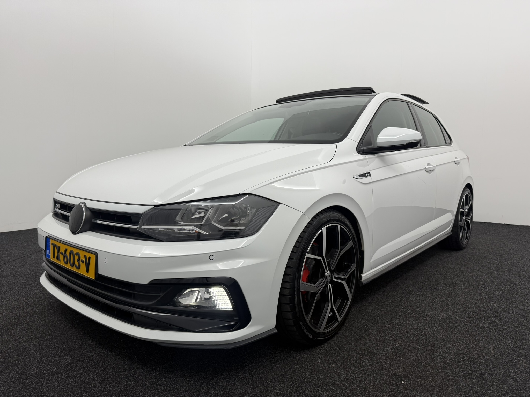Auto's in showroomstaat projectfoto van Auto Poets Centrale Zaanstad